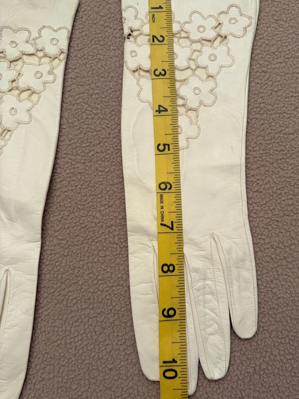 Vintage Made in Italy  Cream Kid Leather Gloves with Floral Cutwork 40’s-50’s